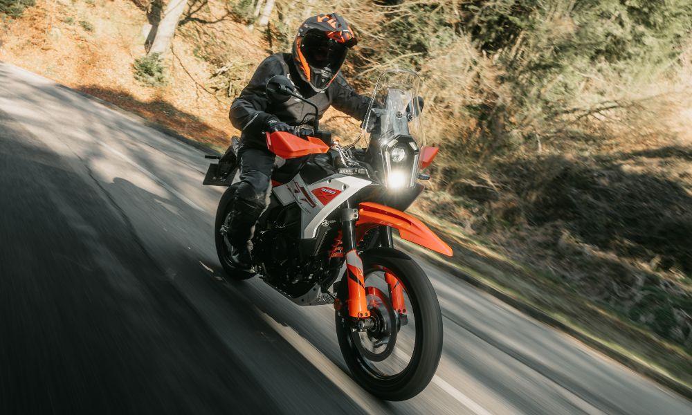 Updated KTM 390 Adventure X Launched At Rs 3.03 Lakh बगली हुई 390 एडवेंचर एक्स में क्रूज़ कंट्रोल, राइड्स मोड्स और बहुत कुछ है.