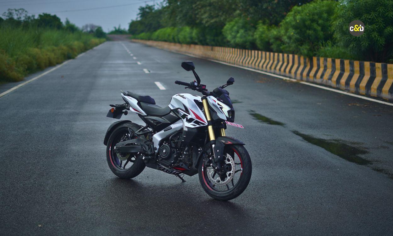 पल्सर NS400Z की कीमत रु.1,93,900 (एक्स-शोरूम) पर अपरिवर्तित है.