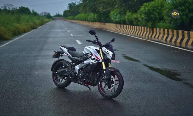 पल्सर NS400Z की कीमत रु.1,93,900 (एक्स-शोरूम) पर अपरिवर्तित है.