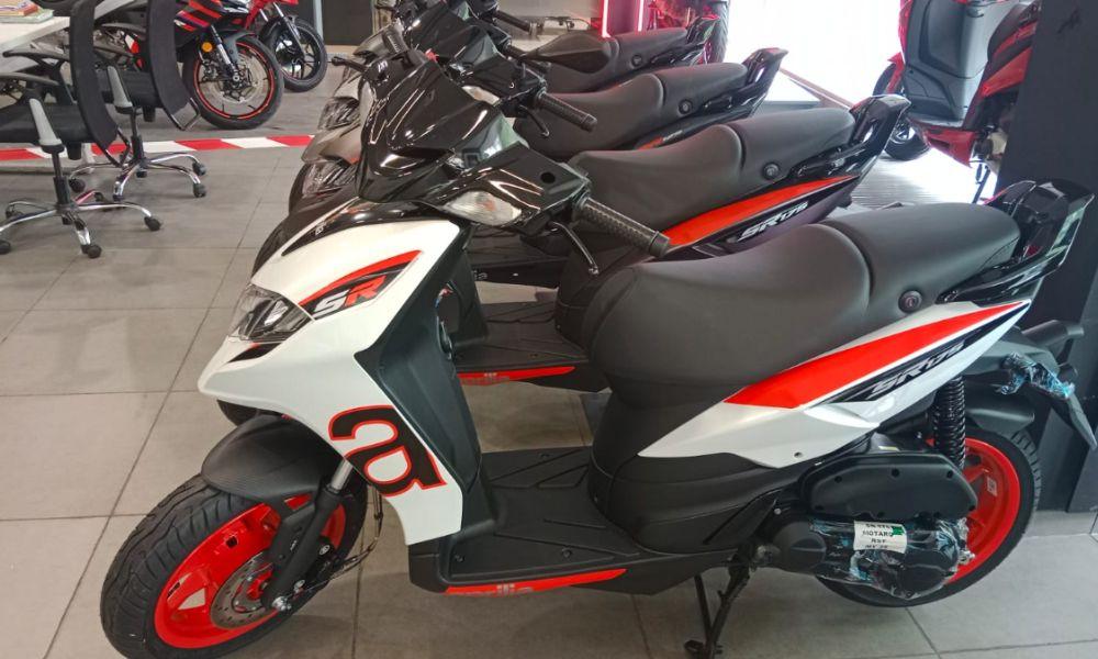 Aprilia SR 175 Launched in India at Rs 1.26 Lakh यह स्पोर्टी स्कूटर अब अधिक शक्तिशाली 174 सीसी मोटर के साथ आता है, जो इसे अपने प्रतिस्पर्धियों यामाहा एयरोक्स 155 और हीरो ज़ूम 160 के करीब लाता है.