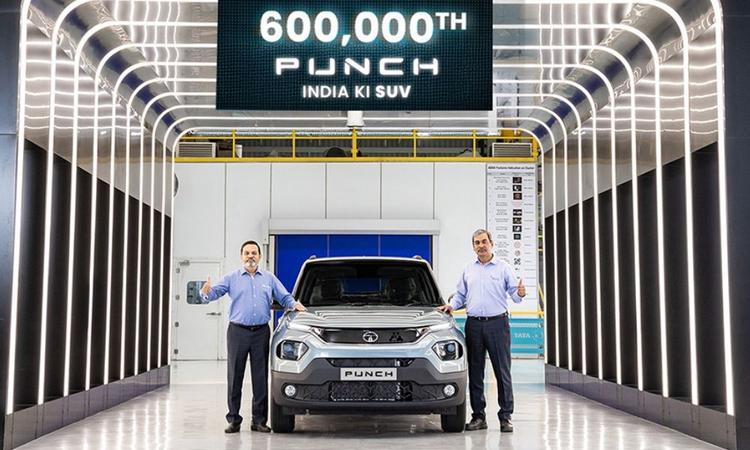 Tata Punch Surpasses 6 Lakh Units Production Milestone टाटा मोटर्स ने 2021 में लॉन्च होने के बाद से अब तक पंच माइक्रो एसयूवी की 6 लाख यूनिट्स तैयार की हैं.