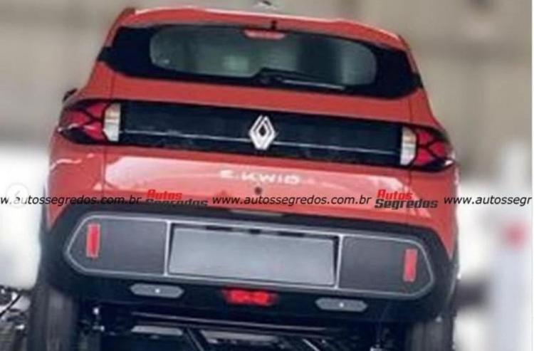 Renault Kwid EV Spotted Undisguised Ahead Of Debut ब्राज़ील के एक डॉक पर देखी गई इस ईवी का डिज़ाइन, जैसी कि उम्मीद थी, काफी हद तक डेसिया स्प्रिंग ईवी से मिलता-जुलता है.
