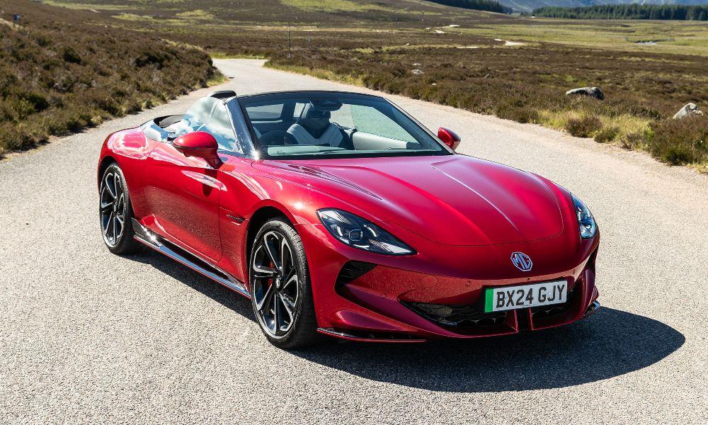 एमजी साइबरस्टर इलेक्ट्रिक रोडस्टर भारत में हुई लॉन्च, कीमत रु.72.49 लाख भारत में साइबरस्टर को एक ही AWD वैरिएंट में पेश किया गया है और इसे ब्रांड की प्रीमियम 'सेलेक्ट' डीलरशिप सीरीज़ के माध्यम से बेचा जाएगा.