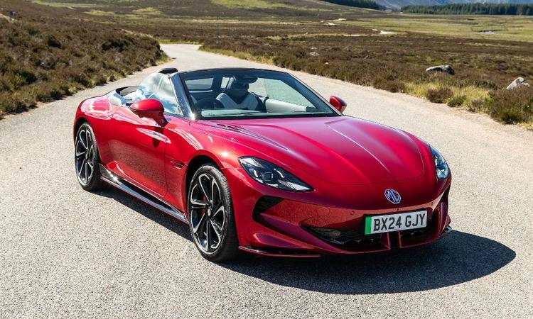 MG Cyberster Electric Roadster Launched At Rs 72.49 lakh भारत में साइबरस्टर को एक ही AWD वैरिएंट में पेश किया गया है और इसे ब्रांड की प्रीमियम 'सेलेक्ट' डीलरशिप  सीरीज़ के माध्यम से बेचा जाएगा.
