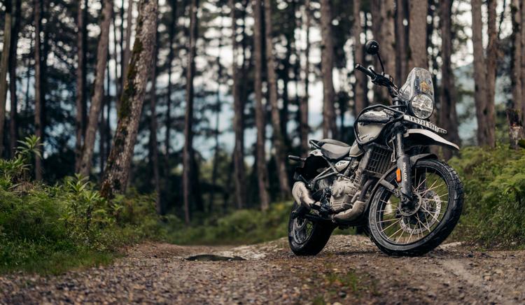 Royal Enfield Himalayan 450 Tubeless Spoke Wheels Prices Increased; Now Costs Rs 17,350 हिमालयन 450 के लिए ट्यूबलेस स्पोक व्हील विकल्प की कीमत पहले मोटरसाइकिल खरीद के साथ जोड़कर रु.11,000 थी.