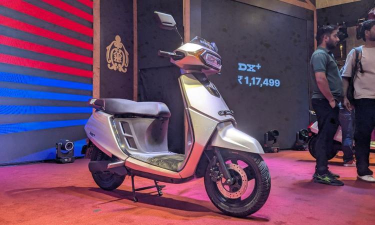 Kinetic DX Electric Scooter: In Pictures काइनेटिक ने आखिरकार DX इलेक्ट्रिक स्कूटर लॉन्च कर दिया है, जिसकी कीमत रु.1.11 लाख (एक्स-शोरूम) से शुरू होती है.
