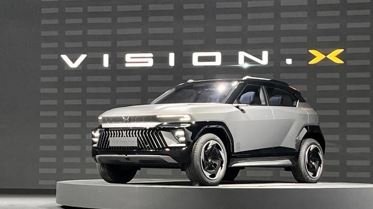Mahindra Vision X Concept Revealed; Based On New NU IQ Platform महिंद्रा ने इस स्वतंत्रता दिवस पर क्वाड के पेश करने के तहत विज़न X को पेश किया है. यह एक कॉन्सेप्ट एसयूवी है जिसे कंपनी के नए NU_IQ मॉड्यूलर प्लेटफॉर्म पर बनाया गया है और इसका उत्पादन 2027 में शुरू होगा.