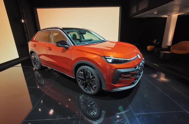 नई फोक्सवैगन टी-रॉक लॉन्च से पहले बिना ढके दिखी  तस्वीरों से पता चलता है कि नई टी-रॉक का डिज़ाइन मौजूदा पीढ़ी की टिगुआन एसयूवी जैसा होगा.