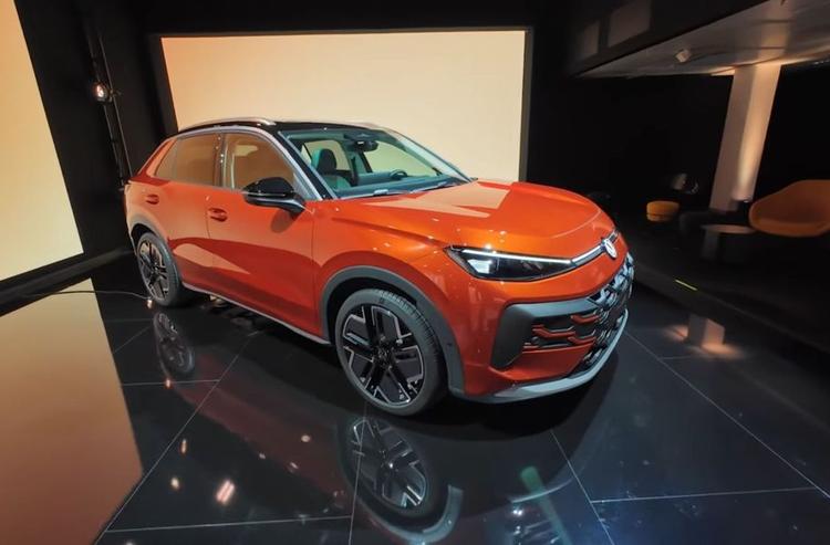 New Volkswagen T-Roc Caught Fully Undisguised Ahead Of Debut तस्वीरों से पता चलता है कि नई टी-रॉक का डिज़ाइन मौजूदा पीढ़ी की टिगुआन एसयूवी जैसा होगा.