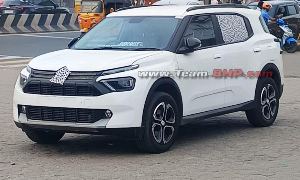 Updated Citroen Aircross Spied On Test बदले हुए मॉडल के बाहरी हिस्से में मामूली बदलाव होने की उम्मीद है, जबकि अधिकांश ध्यान कैबिन के हिस्से और अतिरिक्त फीचर्स पर केंद्रित होने की संभावना है.