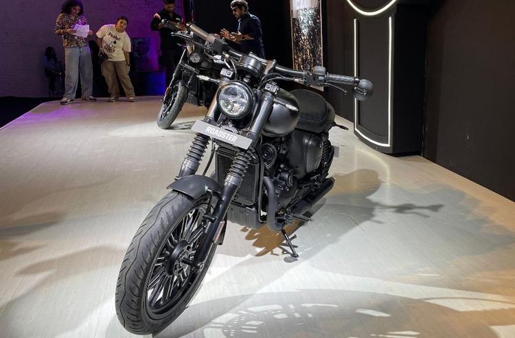 2025 Yezdi Roadster Launched In India At Rs 2.10 Lakh  मोटरसाइकिल में मुख्य रूप से बदलाव स्टाइलिंग के अलावा यांत्रिक मोर्चे पर कुछ अन्य बदलाव शामिल हैं.