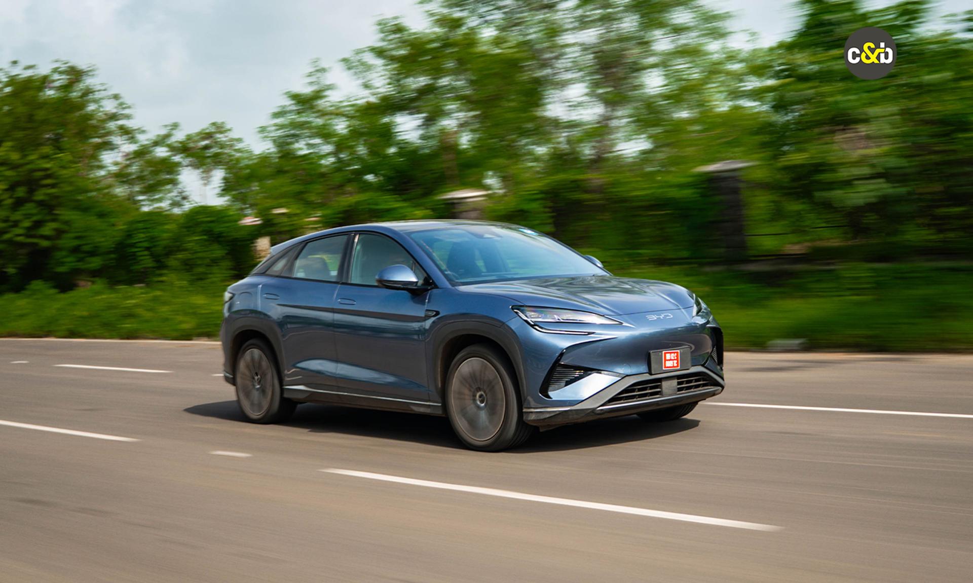 BYD ने 2025 में 46 लाख बिक्री का आंकड़ा पार किया, लेकिन पिछले 5 वर्षों में इसकी वृद्धि दर सबसे धीमी रही. विदेशों में डिलेवरी 10 लाख से अधिक हो गई, जबकि 22.60 लाख इलेक्ट्रिक वाहन बिक्री इसे पहली बार टेस्ला से आगे ले जा सकती है.