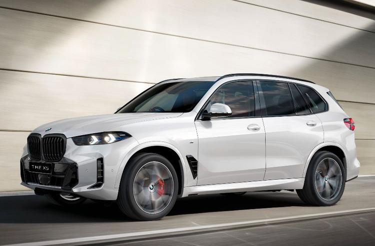 2025 BMW X5 SUV Launched In India At Rs 1 Crore; Prices Hiked By Rs 2.5 Lakh इस अपडेट के साथ, एसयूवी में कुछ अतिरिक्त फीचर्स जोड़े गए हैं, जिसके परिणामस्वरूप इसकी कीमत में बढ़ोतरी हुई है.