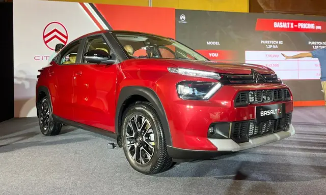 सिट्रॉएन ने भारत में बसॉल्ट एक्स को नए फीचर्स, नए डिजाइन वाले कैबिन और कम शुरूआती कीमत के साथ लॉन्च किया है, जिसकी शुरुआती कीमत रु.7.95 लाख (एक्स-शोरूम) है.