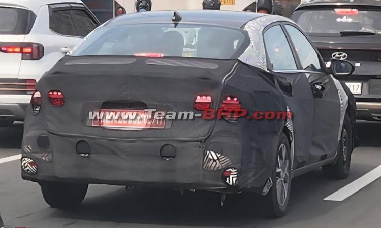 Hyundai Verna Facelift Spied Testing In India Ahead Of Expected Debut In 2026 फेसलिफ्ट में स्टाइलिंग अपडेट के साथ-साथ अधिक फीचर्स भी आने की उम्मीद है.