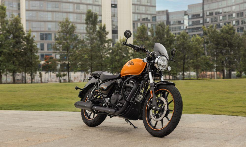 2025 Royal Enfield Meteor 350 Launched At Rs 1.96 Lakh मीटिओर 350 अब स्लिपर क्लच से सुसज्जित है, और बदली हुई जीएसटी दरों के बाद इसकी कीमत कम कर दी गई है.