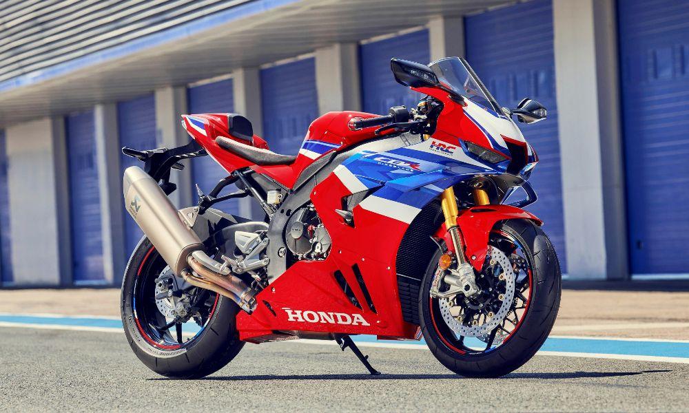 होंडा CBR1000RR-R फायरब्लेड SP भारत में रु.28.99 लाख में हुई लॉन्च  फायरब्लेड एक बार फिर भारत में आ गई है, इस बार पूरी तरह से विकसित एसपी ट्रिम में.