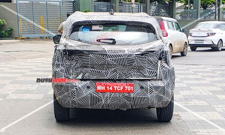 Tata Punch Facelift Spied Again Ahead Of Debut; Previews Updated Rear Design नई तस्वीरों से पता चलता है कि फेसलिफ्टेड पेट्रोल पंच में नए डिजाइन के टेल लैंप के साथ-साथ केबिन में नए फीचर्स भी मिल सकते हैं.