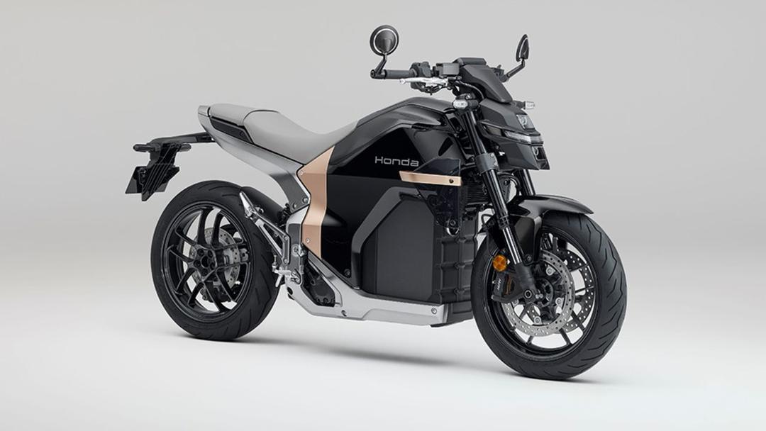 Honda WN7 Electric Bike Design Patented In India होंडा WN7 में 9.3 किलोवाट-घंटे की फिक्स्ड लिथियम-आयन बैटरी लगी है, जिसके बारे में दावा किया गया है कि एक बार चार्ज करने पर यह 130 किलोमीटर की रेंज तय कर सकती है.