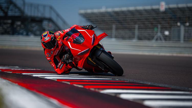 Ducati Panigale V4 R Launched In India At Rs. 84.99 Lakh डुकाटी पानिगाले वी4 R एक रोड-लीगल सुपरबाइक है, जो डुकाटी की WSBK प्रतियोगी का एक एडिशन है और पानिगाले वी4 एस और डुकाटी की मोटोजीपी मशीनों के बीच आती है.