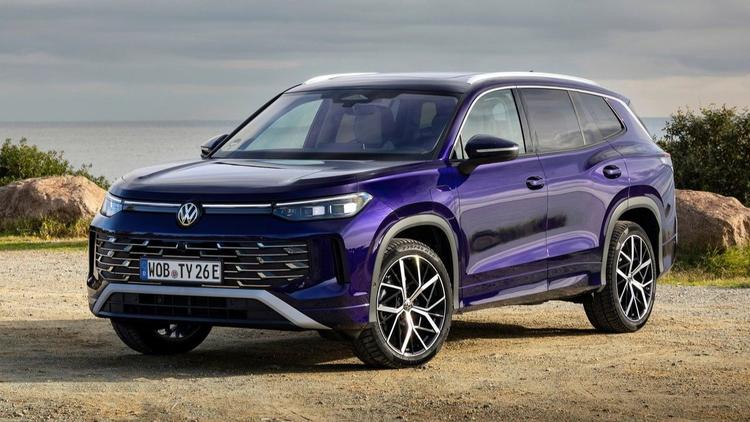 Volkswagen Tayron R-Line Local Assembly Begins In India Ahead Of Launch फोक्सवैगन ने अपनी पहली तिमाही से पहले ही छत्रपति संभाजीनगर स्थित अपने प्लांट में भारत में टायरोन आर-लाइन की स्थानीय असेंबली शुरू कर दी है, जिससे उसके प्रीमियम एसयूवी पोर्टफोलियो को मजबूती मिली है.