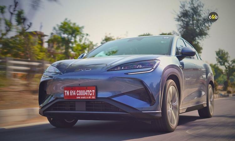 BYD Sealion 7 Premium Gets ₹50,000 Price Hike BYD ने सीलियन 7 प्रीमियम की कीमत में 1 जनवरी, 2026 से ₹50,000 की बढ़ोतरी की है, जिससे इसकी कीमत बढ़कर ₹49.4 लाख हो गई है. परफॉर्मेंस वैरिएंट की कीमत ₹54.9 लाख पर अपरिवर्तित है, जबकि 31 दिसंबर, 2025 से पहले की गई बुकिंग पर पुरानी कीमत लागू रहेगी.