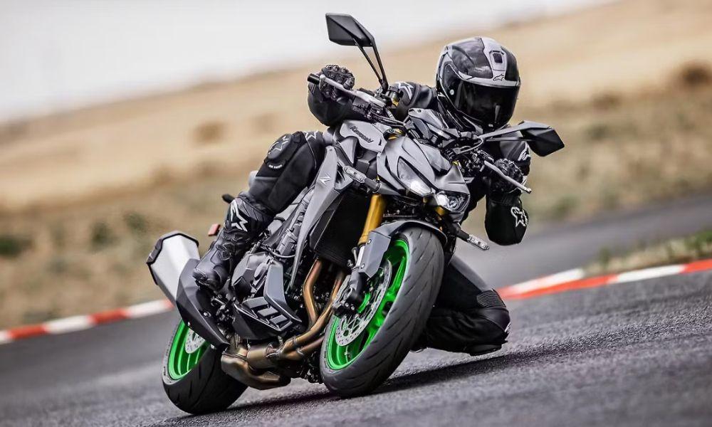 Kawasaki Z1100 Fully Booked for 2026 2026 के लिए आवंटित कावासाकी Z1100 की सभी 20 यूनिटें पूरी तरह से बुक हो चुकी हैं. अगले बैच की बुकिंग की घोषणा अभी तक नहीं की गई है.