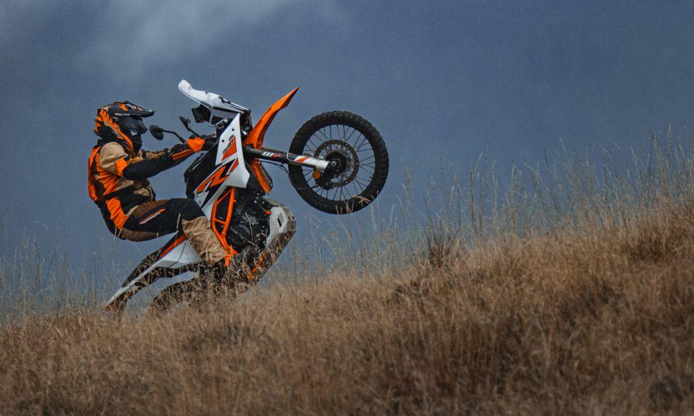 KTM 390 Adventure R Launched in India at Rs. 3.78 Lakh केटीएम ने चुपचाप भारत में अपनी एडवेंचर बाइक लाइनअप का विस्तार करते हुए ऑफ-रोड पर अधिक केंद्रित 390 एडवेंचर आर को लॉन्च किया है.