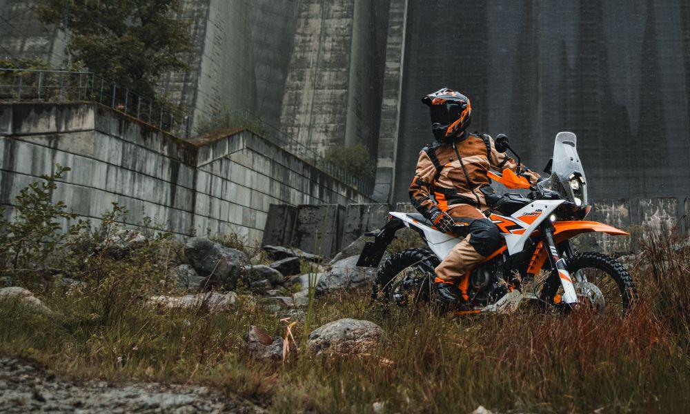 KTM 390 Adventure S, Adventure R Prices Increased By Rs 8,000 In India केटीएम ने 390 एडवेंचर S और एडवेंचर R की कीमतों में बदलाव किया है, और अब दोनों मोटरसाइकिलों की कीमत पहले के मुकाबले रु.8,000 ज़्यादा है.