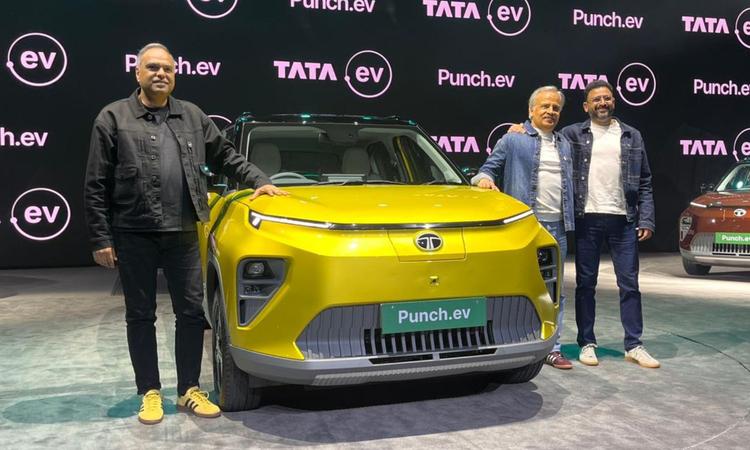 Tata Punch EV Facelift Launched In India; Prices Start From Rs 9.69 Lakh पंच ईवी में किए गए ध्यान देने लायक बदलावों में फास्ट डीसी चार्जिंग और बड़ा बैटरी पैक शामिल हैं.