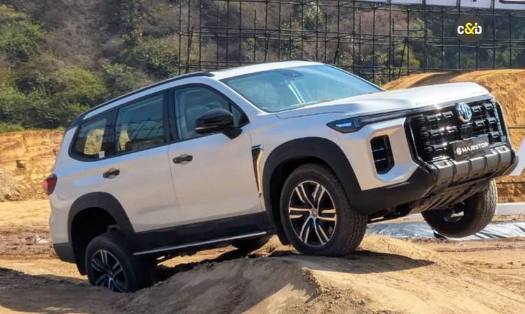 2026 MG Majestor SUV: In Pictures नई पोजीशनिंग के साथ-साथ, एसयूवी के डिजाइन और स्टाइल में भी काफी बदलाव किए गए हैं; आइए तस्वीरों में इसका विस्तृत डिटेल देखें.