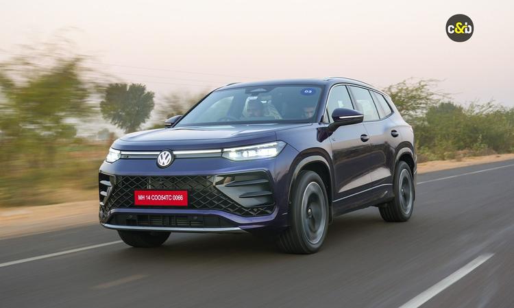 Volkswagen Tayron R-Line Review: Sensible Flagship For India फोक्सवैगन ने भारत में बनी एक फ्लैगशिप एसयूवी पेश की है जो तीन रो वाली व्यावहारिक गाड़ी में जगह, आराम, दमदार प्रदर्शन और जर्मन ड्राइविंग की बारीकियों का संगम पेश करती है। लेकिन क्या टैरोन आर-लाइन वाकई उम्मीदों पर खरी उतरती है?