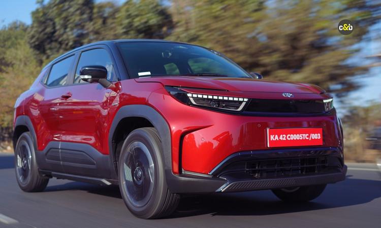 Urban Cruiser Ebella : First Drive Experience of Toyota’s First EV मारुति ई विटारा के मुकाबले टोयोटा अर्बन क्रूज़र ईबेला कितनी अलग है.
इसी सवाल का जवाब ढूंढने हम निकले इसकी पहली ड्राइव पर.इस रिव्यू में आप जानेंगे कि ड्राइव के दौरान इसका पावर डिलीवरी कैसा है, भारतीय सड़कों पर इसका सस्पेंशन कितना आरामदायक है और शहर व हाईवे दोनों परिस्थितियों में यह इलेक्ट्रिक एसयूवी कैसी महसूस कराती है.साथ ही इसकी रेंज और रियल वर्ल्ड परफॉर्मेंस पर भी विस्तार से चर्चा करेंगे.