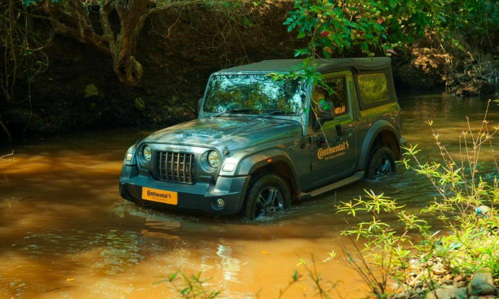 कार के प्रदर्शन में टायरों की भूमिका महत्वपूर्ण होती है, लेकिन अक्सर इस पर ध्यान नहीं दिया जाता. ये कठिन रास्तों और लंबी यात्राओं के लिए आवश्यक कर्षण, आराम और विश्वसनीयता देते हैं, जिससे कार के चलने और प्रदर्शन में इनका मूलभूत योगदान होता है.