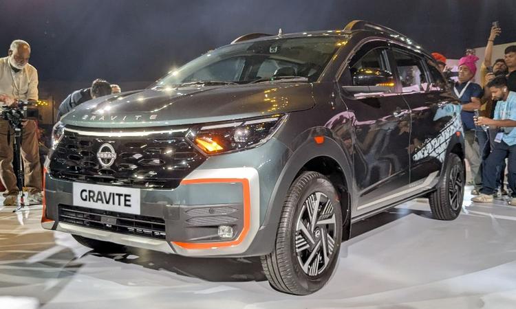Nissan Gravite Launched In India At Rs 5.65 Lakh भारत में सबकॉम्पैक्ट एमपीवी सेगमेंट में निसान की एंट्री ग्रेविटे के साथ होती है, जबकि यह रेनॉ ट्राइबर के साथ अपने बेस को साझा करती है.