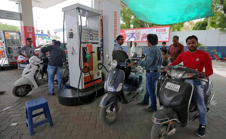 Central Excise Duty On Petrol & Diesel Slashed By Rs 10 per litre पेट्रोल पर एक्साइज़ ड्यूटी रु.13 से घटाकर रु.3 कर दिया गया है, जबकि डीजल पर शुल्क रु.10 से घटकर शून्य हो गया है.