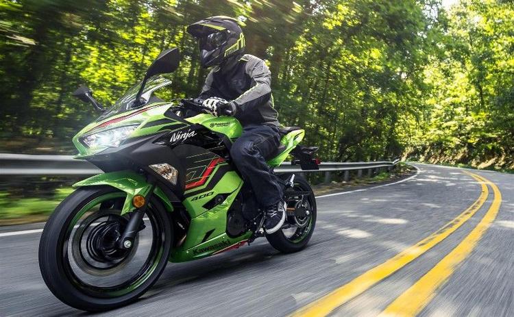 Kawasaki Ninja 400 Discontinued In India; Ninja 500 To Take Over कावासाकी इंडिया की वेबसाइट पर अब निंजा 400 को सूची से हटा दिया गया है. यह मोटरसाइकिल भारत में CBU के रूप में बेची गई थी और इसकी कीमत बिल्कुल निंजा 500 के समान थी, जिसके कारण इसे बंद कर दिया गया है.