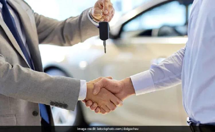 SIAM Sales February 2023: Domestic Auto Sales Up 10 %; Exports Slide 35% यात्री वाहनों की बिक्री ने फरवरी में 2,91,928 इकाइयों की बिक्री के साथ एक नया उच्च स्तर छुआ, जबकि दोपहिया वाहनों की बिक्री में 8 प्रतिशत की वृद्धि हुई.