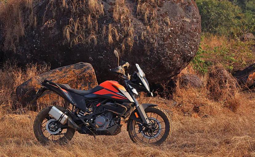 KTM 390 Adventure X Launched; Priced At Rs. 2.80 Lakh केटीएम 390 एडवेंचर एक्स एडवेंचर बाइक का सस्ता मॉडल है और इसमें टीएफटी इंस्ट्रूमेंट कंसोल, ट्रैक्शन कंट्रोल सिस्टम, कॉर्नरिंग एबीएस और क्विकशिफ्टर जैसे कुछ फीचर्स नहीं दिए गए हैं.