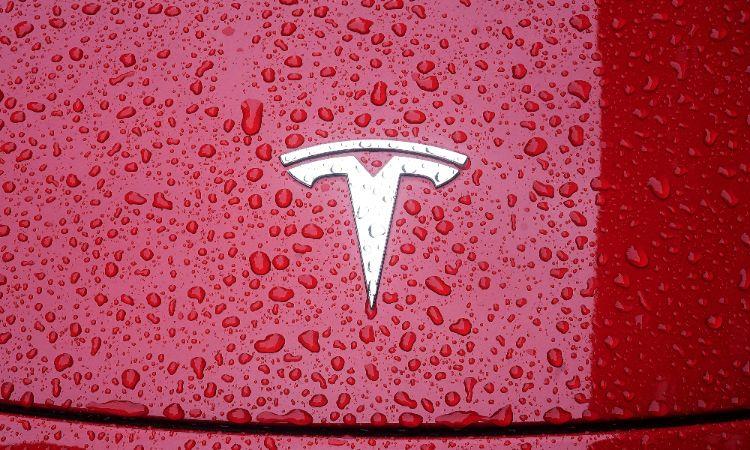 Tesla Cautious About India Entry Plans: 100% Tariff "Creates Anxiety" Among Buyers अमेरिकी दिग्गज टेस्ला का कहना है कि वह भारतीय मध्यम वर्ग को लक्षित करना चाहती है लेकिन टैरिफ के संबंध में सही अवसर की प्रतीक्षा कर रही है.