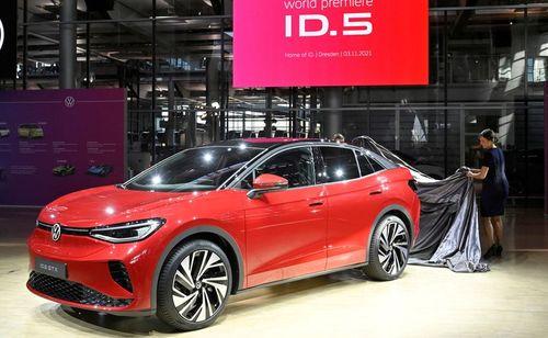 Volkswagen Delivers 5 Lakh Electric Vehicles From ID. Family पहला ID.3 मॉडल अक्टूबर 2020 में डिलेवर किया गया था और सप्लाई की लगातार परेशानी भरी स्थिति के बावजूद 5 लाख मील बिक्री का आंकड़ा हासिल कर लिया है.