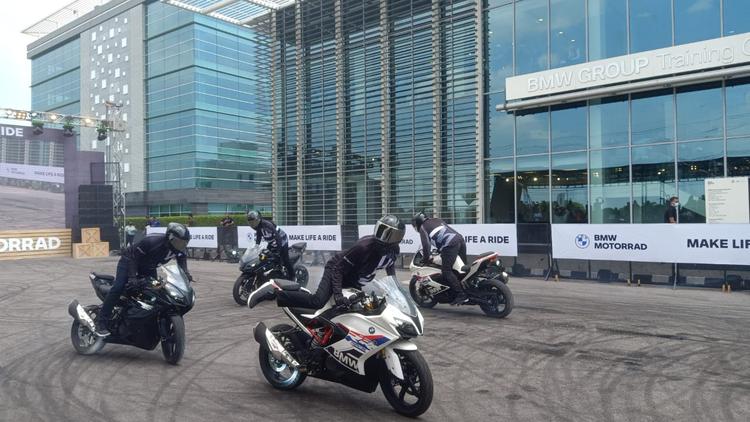 BMW Motorrad India Sold 6,778 Two-Wheelers Between Jan-Sept 2023; Witnesses 26% Growth YoY जनवरी और सितंबर 2023 के बीच, कंपनी ने भारत में 6,778 बाइक्स बेचीं हैं, जिसमें साल-दर-साल 26 प्रतिशत की वृद्धि देखी गई है.