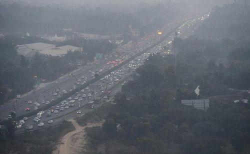 Ban On Usage Of Non-BS6 Diesel Vehicles In Delhi Revoked दिल्ली सरकार ने बिगड़ते वायु प्रदूषण के कारण आवश्यक और आपातकालीन सेवाओं के वाहनों को छोड़कर शहर में सभी बीएस3 और बीएस4 डीजल वाहनों के चलने पर प्रतिबंध लगा दिया है.