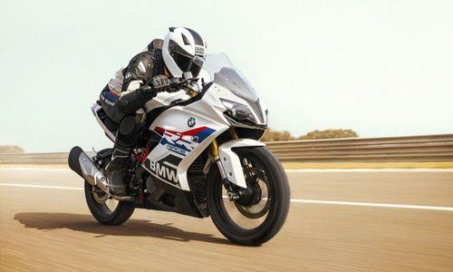 BMW ने लॉन्च के बाद से 100 दिनों में G 310 RR की 1,000 इकाइयां डिलेवर कीं BMW मोटरराड इंडिया ने 15 जुलाई, 2022 को लॉन्च होने के बाद से सिर्फ 100 दिनों में बीएमडब्ल्यू जी 310 आरआर सुपरस्पोर्ट मोटरसाइकिल की 1,000 इकाइयां डिलेवर की हैं. कंपनी को त्योहारी अवधि के दौरान मोटरसाइकिल के लिए 2,200 से अधिक बुकिंग प्राप्त हुई.