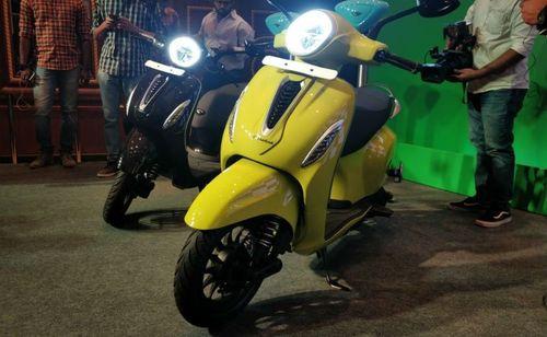 Bajaj, KTM Looking At High-End Electric Motorcycles बजाज चेतक को मौजूदा 27 से 100 शहरों में उपलब्ध कराने के लक्ष्य के साथ भारत के और अधिक शहरों में उपलब्ध कराने पर विचार कर रहा है.