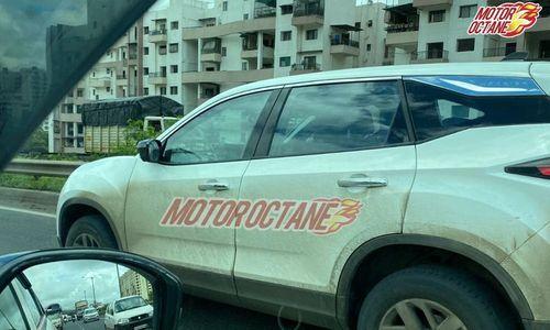Updated Tata Harrier Spied Testing, Likely To Get New Touchscreen परीक्षण कार की छवियों, पीछे से देखी गई, जिसमें कोई बाहरी डिज़ाइन अपडेट नहीं था, हालांकि डैशबोर्ड पर टचस्क्रीन को कवर किया गया था, यह सुझाव दे रहा था कि एक नई इकाई पर काम हो रहा है.