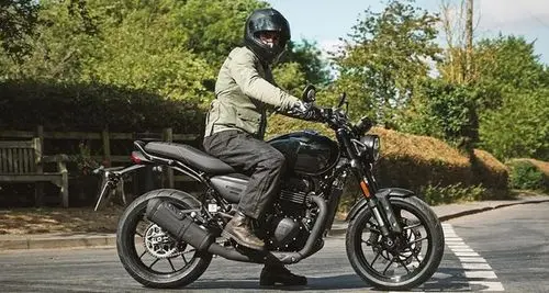 यूके में टैस्टिंग के दौरान नज़र आई ट्रायम्फ-बजाज की साझेदारी में बनी मोटरसाइकिल यूके में टैस्टिंग के दौरान नज़र आई ट्रायम्फ-बजाज की साझेदारी में बनी मोटरसाइकिल