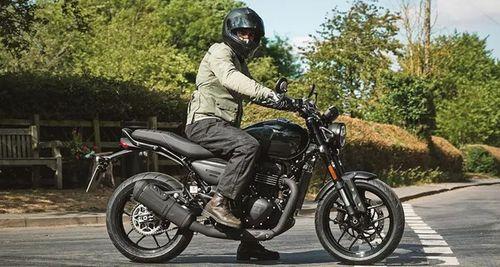 Upcoming Triumph-Bajaj Motorcycle Spotted In Near-Production Guise In The UK आगामी ट्रायम्फ-बैज वाली मोटरसाइकिल का उत्पादन होने वाला है और जासूसी तस्वीरों से बेहतर निर्माण और सवारी-क्षमता के साथ एक प्रीमियम पेशकश का पता चलता है.