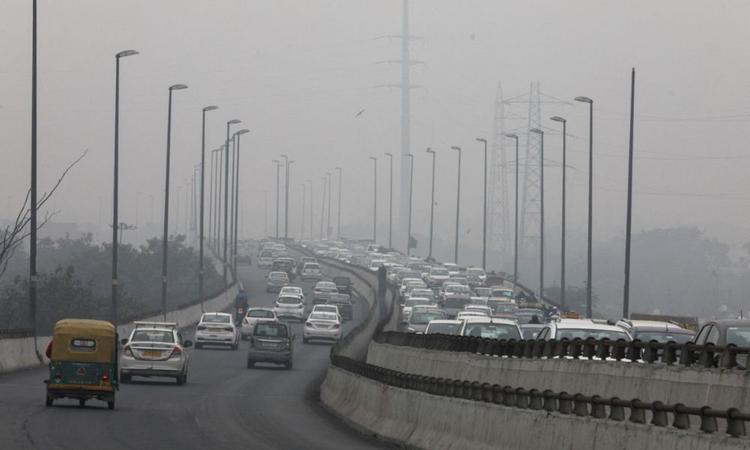 Delhi Pollution: Odd-Even Rule To Be Implemented From November 13 दिल्ली के मुख्यमंत्री अरविंद केजरीवाल ने प्रदूषण के स्तर को कम करने के तरीकों पर चर्चा के लिए सोमवार को कैबिनेट सदस्यों और अधिकारियों के साथ एक उच्च स्तरीय बैठक की अध्यक्षता की.