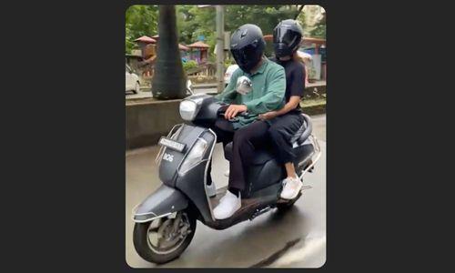 मुंबई में स्कूटर की सवारी का मजा लेते दिखे विराट कोहली और अनुष्का शर्मा मुंबई में स्कूटर की सवारी का मजा लेते दिखे विराट कोहली और अनुष्का शर्मा